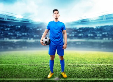 Asyalı futbolcu ortasında topu tutarak