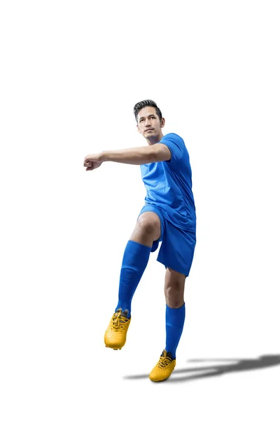 Portret azjatyckiego piłkarza mężczyzny w niebieskiej koszulce z kickin — Zdjęcie stockowe