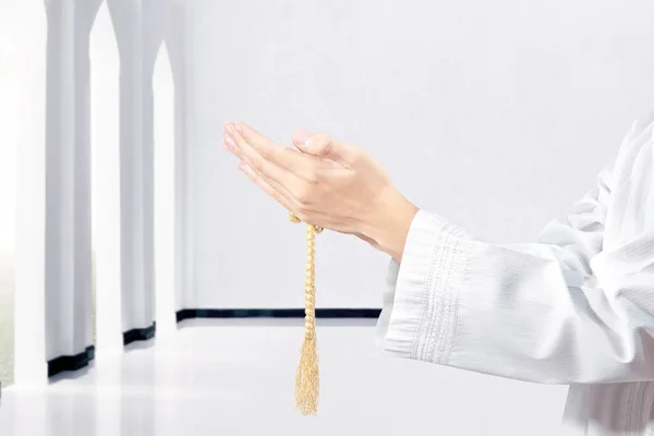 Hombre musulmán rezando con cuentas de oración en sus manos —  Fotos de Stock