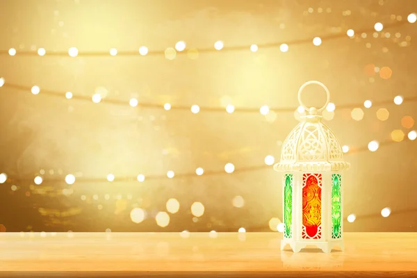Ahşap masada güzel ışık ile Arap lambası — Stok fotoğraf