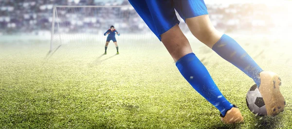 Jugador de fútbol hombre pateando la pelota en la caja de penalti —  Fotos de Stock