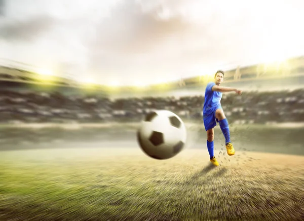 Asiático jogador de futebol homem chutando a bola — Fotografia de Stock