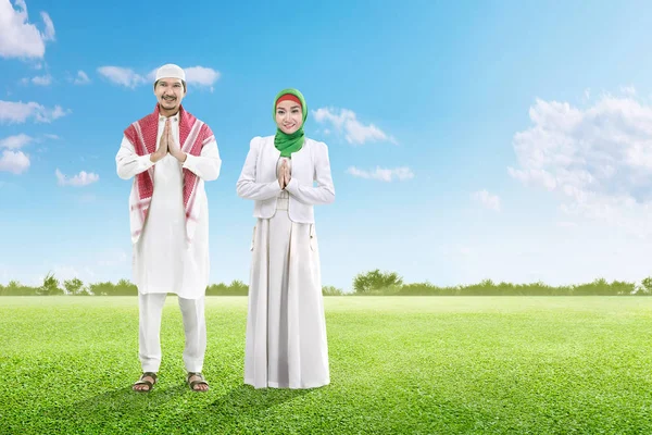 Asian muslim man with cap and muslim woman with veil praying tog — Stock Photo, Image