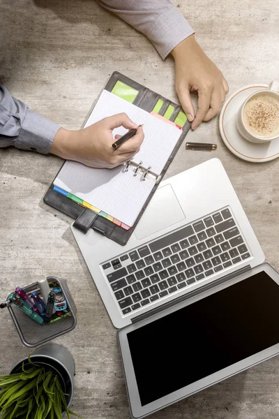 Top vy över affärsman skriver i anteckningar med laptop, kaffe, — Stockfoto