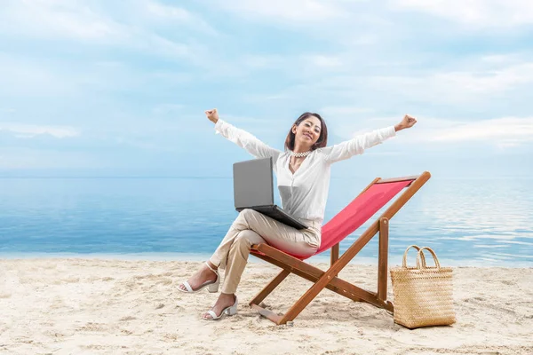 Asiática mulher de negócios relaxar quando se trabalha com laptop sentado em t — Fotografia de Stock