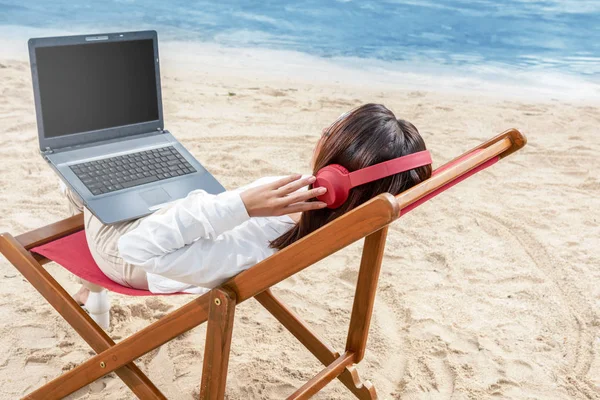 Vista posteriore di asiatica donna d'affari che lavora con il computer portatile mentre usin — Foto Stock