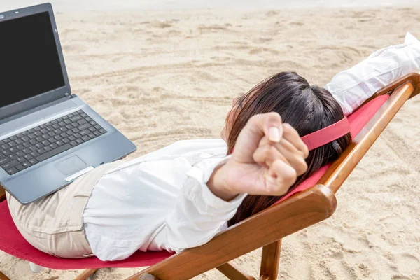 Widok z tyłu azjatyckich kobieta biznesu odpocząć podczas pracy z laptopem — Zdjęcie stockowe
