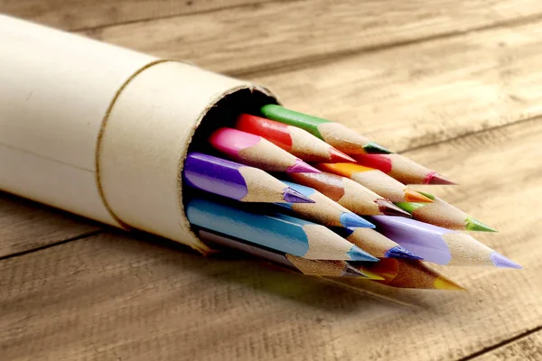 Cartão laminado com artigos de papelaria coloridos de lápis de desenho — Fotografia de Stock