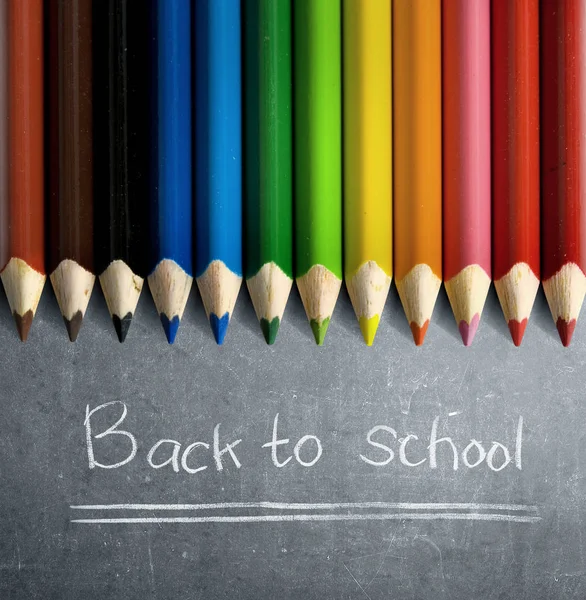 Rij kleurrijke briefpapier van potloden voor tekenen op Blackboard — Stockfoto