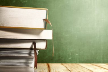 Tahta b ile ahşap masa üzerinde kitap yığını yakından görünümü