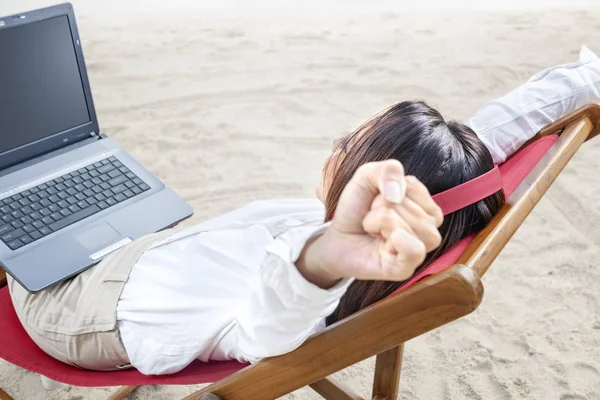 Zadní pohled na asijskou podnikatelskou ženu relaxovat při práci s laptopem — Stock fotografie