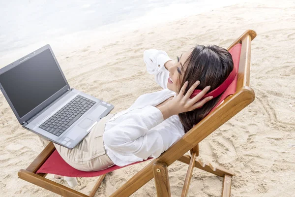 Vista posteriore di asiatica donna d'affari che lavora con il computer portatile mentre usin — Foto Stock