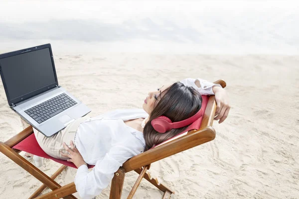 Visão traseira da mulher de negócios asiática relaxar quando se trabalha com laptop — Fotografia de Stock