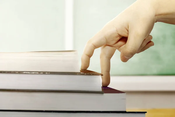 Close-up weergave van vingers hand klim het boek stappen op houten tabblad — Stockfoto
