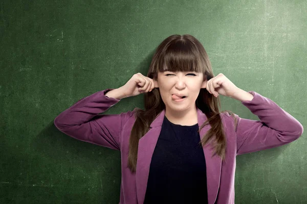 Aziatische student vrouw met grappige uitdrukking staande met chalkboa — Stockfoto