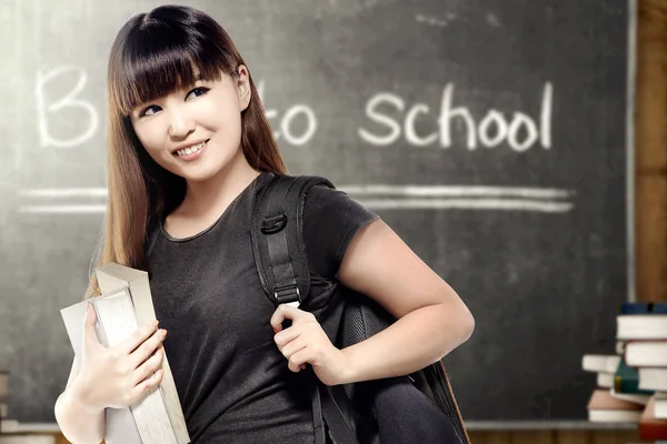 Asiatico studente donna con zaino trasporto libro in il aula — Foto Stock