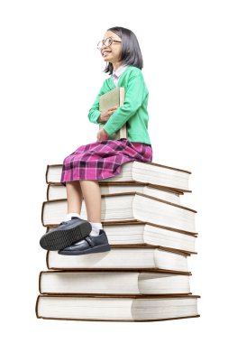 T otururken kitap tutan gözlük ile Asya sevimli kız