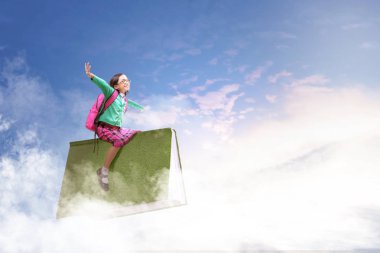 Kitap wi oturan gözlük ve sırt çantası ile Asya sevimli kız