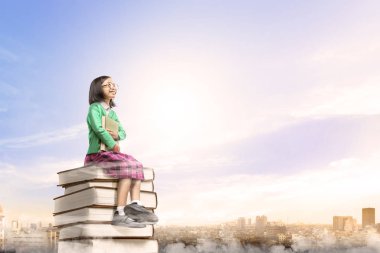 T otururken kitap tutan gözlük ile Asya sevimli kız