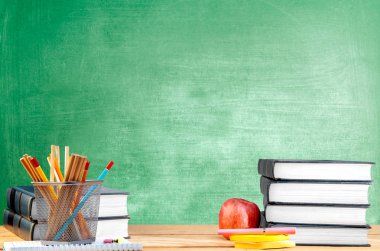 Notlar kağıt ve kalem, elma ve kalem bas ile kitap yığını