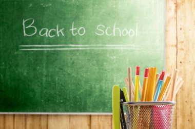 Tebeşir tahtası b ile yeşil zımba ile sepet konteyner Kalemler