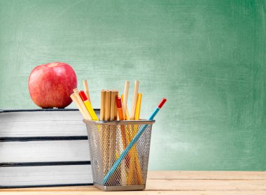 Ahşap sepet konteyner elma ve kalem ile kitap yığını
