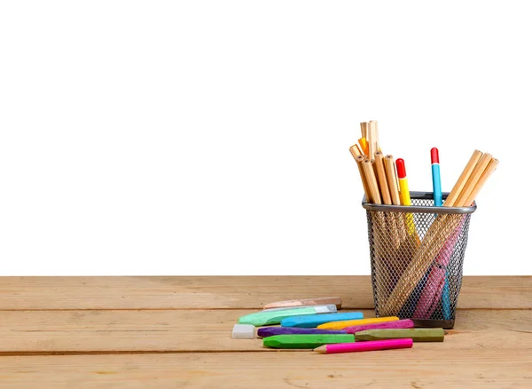 Карандаши в корзине и цветные карандаши на деревянном столе — стоковое фото