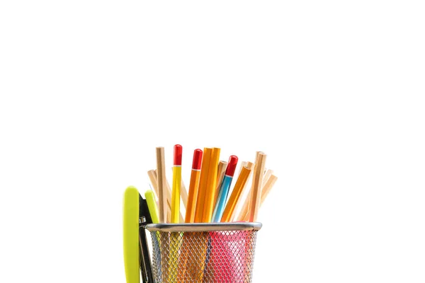 Ołówki w pojemniku na kosz z zielonym zszywacz — Zdjęcie stockowe