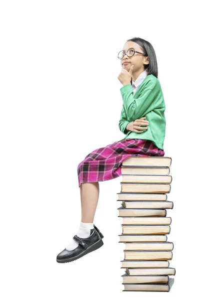 Asiático bonito menina com óculos pensar enquanto sentado na pilha de — Fotografia de Stock