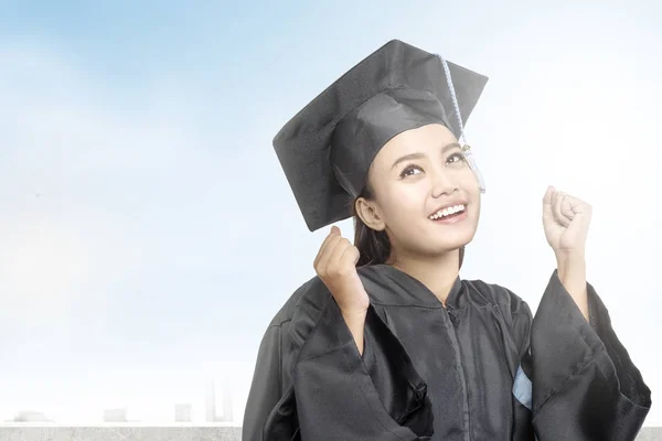 Asiático mulher no mortarboard chapéu se formando a partir de faculdade — Fotografia de Stock