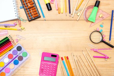 Ahşap masa üzerinde okul malzemeleri ve kırtasiye