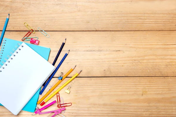Notebooks met schoolbenodigdheden en briefpapier op de houten Tabl — Stockfoto