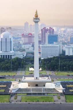 Ikonik sembolü ile Jakarta şehir silueti Ulusal Anıtı seviyor 