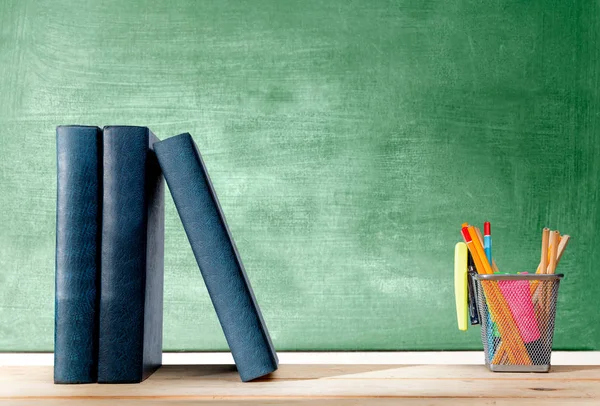 Hög med böcker stående och blyertspennor i korg behållare med Gree — Stockfoto