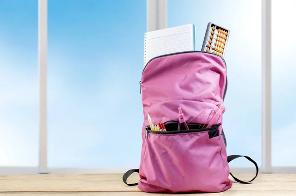 Ahşap t kitap ve farklı kırtasiye ile Pembe sırt çantası — Stok fotoğraf