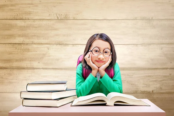 Asiática linda chica con gafas y mochila con libros en el escritorio — Foto de Stock