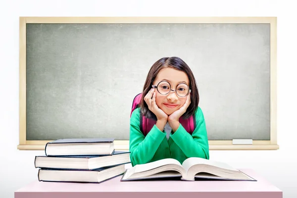 Asiático bonito menina com óculos e mochila com livros na mesa — Fotografia de Stock