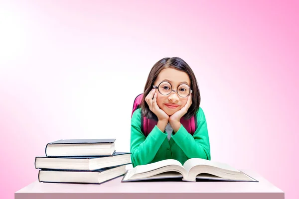 Ασιατικό χαριτωμένο κορίτσι με γυαλιά και σακίδιο με τα βιβλία στο γραφείο — Φωτογραφία Αρχείου