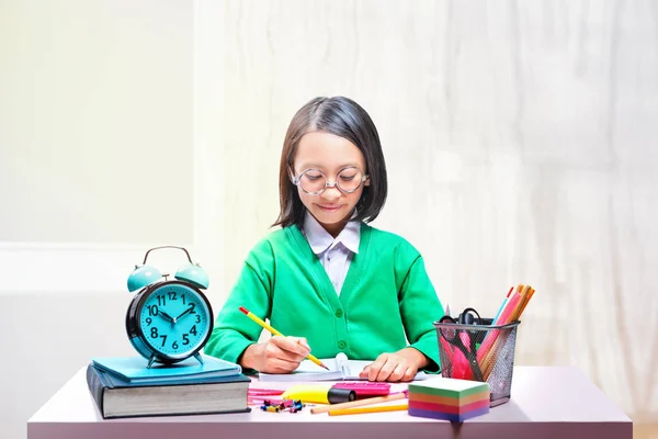 Asiática linda chica en gafas de aprendizaje con la escuela estacionaria en th — Foto de Stock