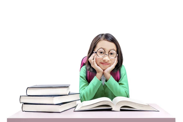 Asiatische süße Mädchen mit Brille und Rucksack mit Büchern auf dem Schreibtisch — Stockfoto