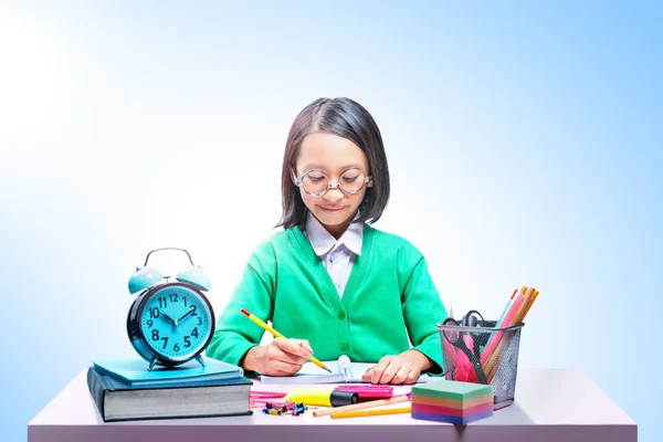Ασιατικό χαριτωμένο κορίτσι σε γυαλιά μάθηση με το σχολείο στάσιμος σε th — Φωτογραφία Αρχείου