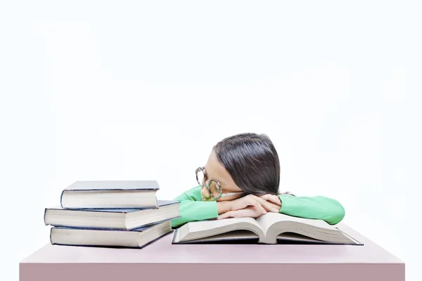 Ασιατικό χαριτωμένο κορίτσι με γυαλιά κοιμούνται σε βιβλίο στο γραφείο — Φωτογραφία Αρχείου