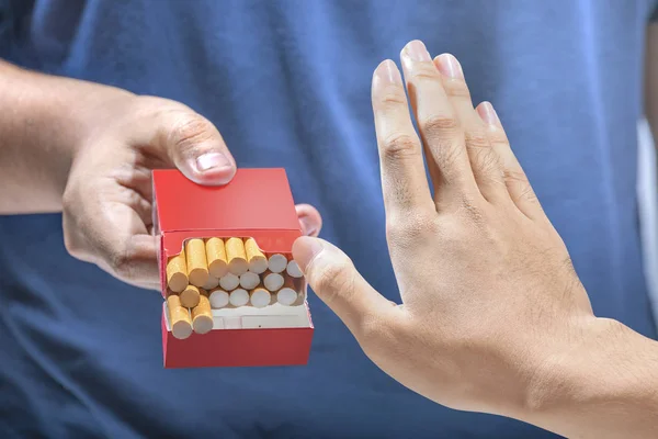 Man hand weigeren van sigaretten aanbod van andere mensen — Stockfoto