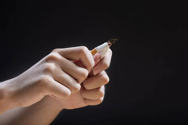 As mãos quebram um cigarro — Fotografia de Stock