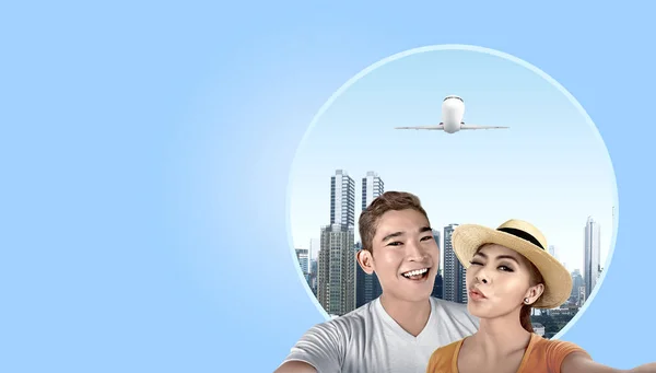 Couple asiatique avec chapeau prendre un selfie avec gratte-ciel backgroun — Photo