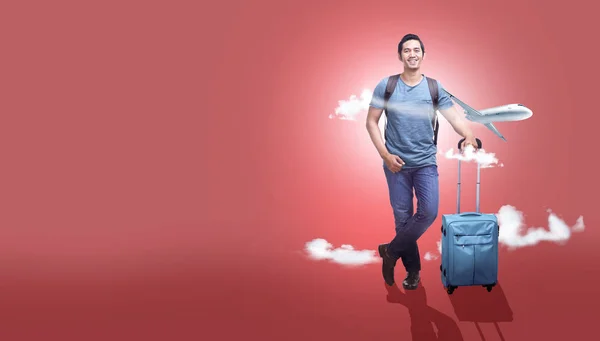 Ásia homem com mala saco e mochila vai viajar com ai — Fotografia de Stock