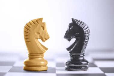 Kahverengi şövalye satranç taşı ayakta yüz kara şövalye satranç taşı