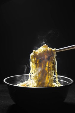 Yemek çubukları ile erişte yiyin