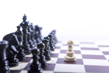 Beyaz piyon satranç taşı siyah tüm grubun önünde duran