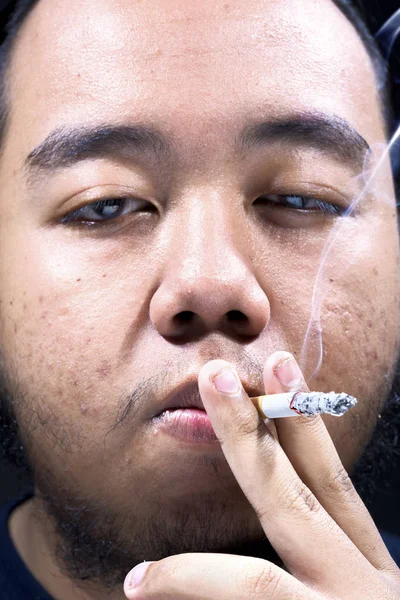 Asiatico uomo fumo sigaretta — Foto Stock